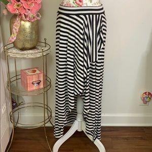 Cute striped black/white skirt 🥀